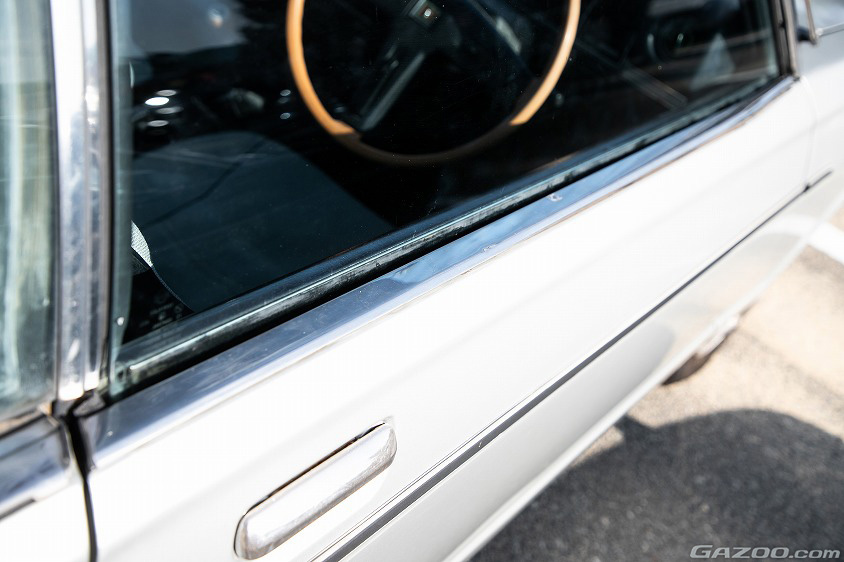 日産・バイオレット（2代目）の窓枠