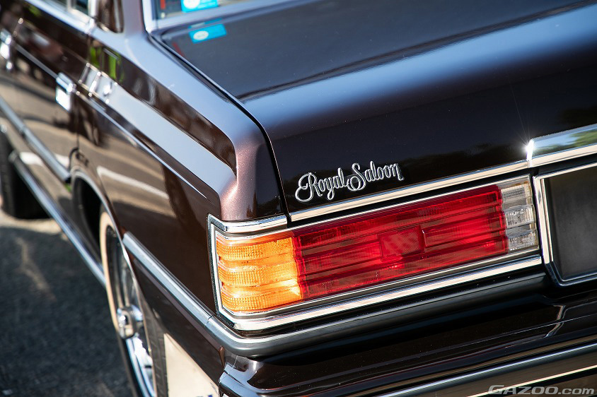 トヨタ・クラウン（6代目鬼クラ）のRoyal Saloonのロゴ