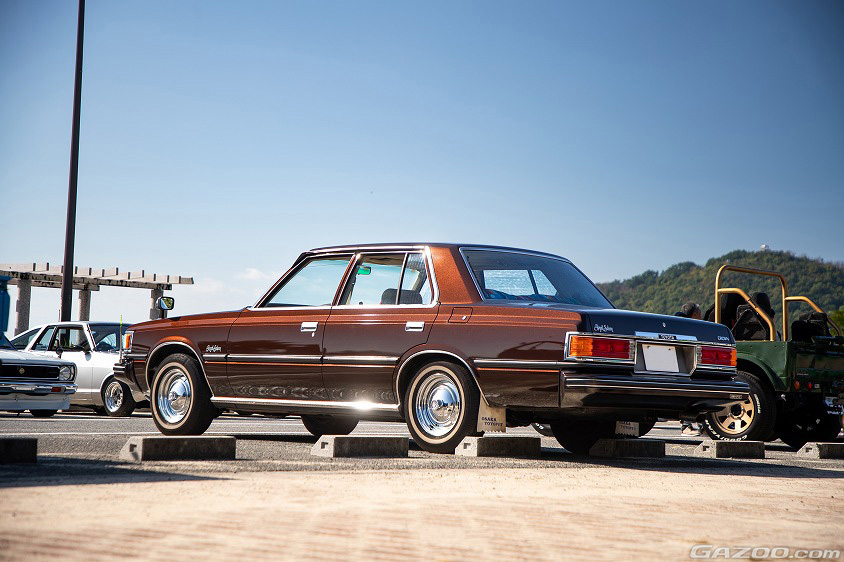 トヨタ・クラウン（6代目鬼クラ）のサイドビュー