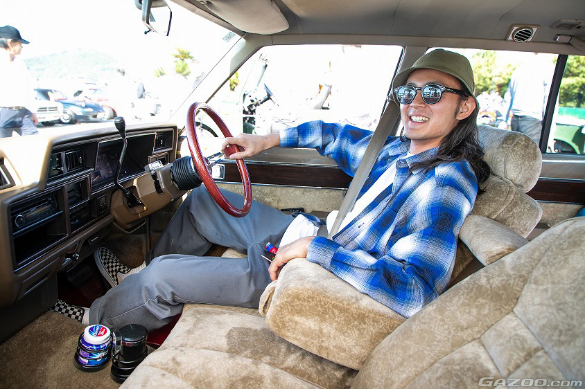 トヨタ・クラウン（6代目鬼クラ）の運転席に座るオーナーさん