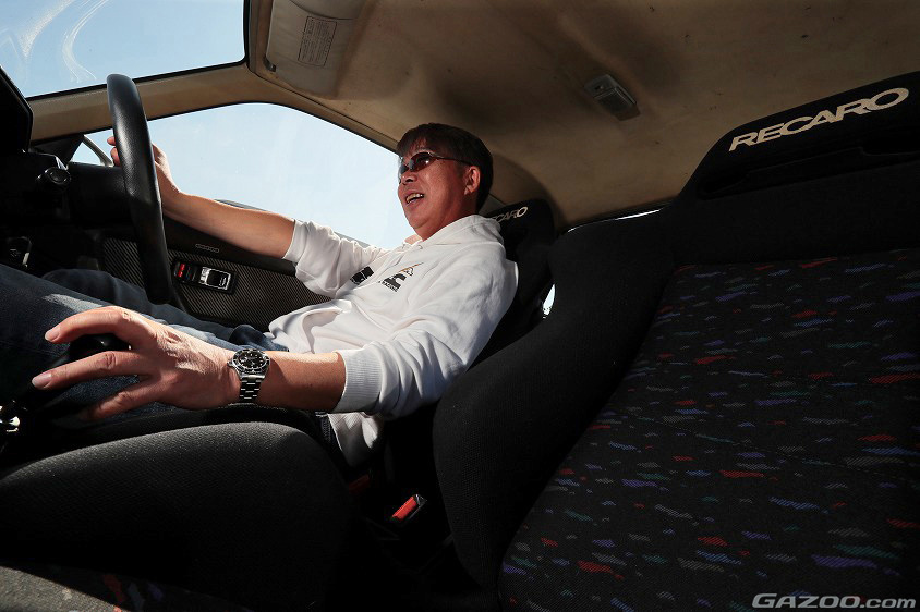 ホンダ・バラードスポーツCR-Xの運転席に座るオーナーさん