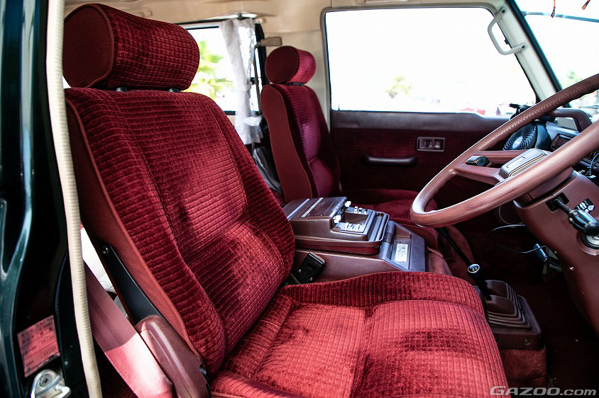 三菱・デリカスターワゴン（初代）のワインレッドのフロントシート