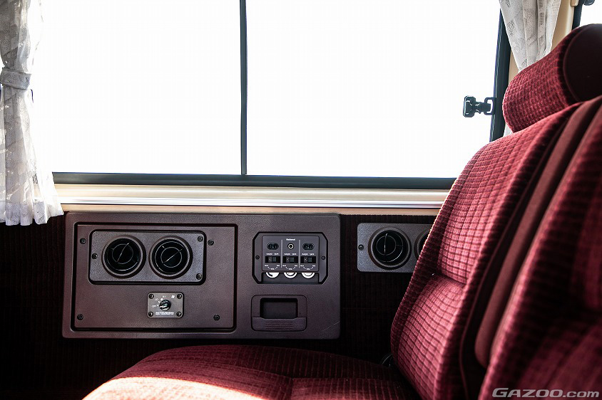 三菱・デリカスターワゴン（初代）の後席の装備