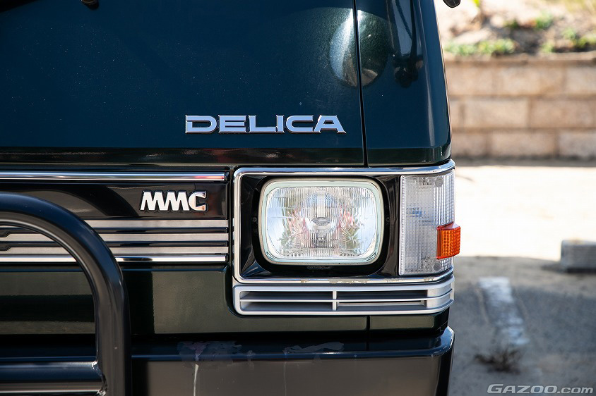 三菱・デリカスターワゴン（初代）のDELICAのエンブレム