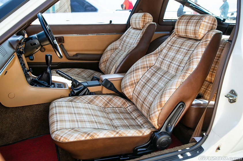 マツダ・サバンナRX-7の貴重なチェック柄の内装