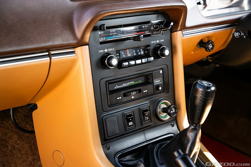 マツダ・サバンナRX-7のセンターコンソール