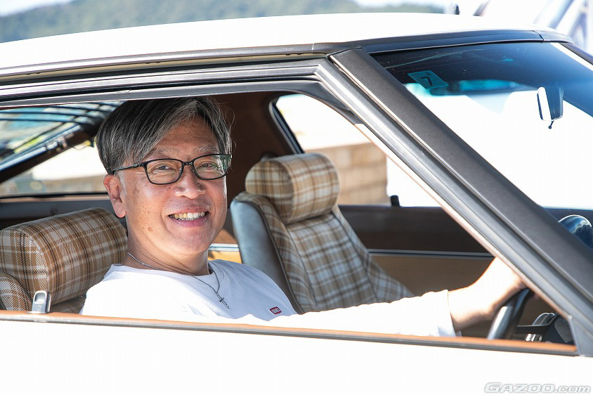 マツダ・サバンナRX-7の運転席に座るオーナーさん