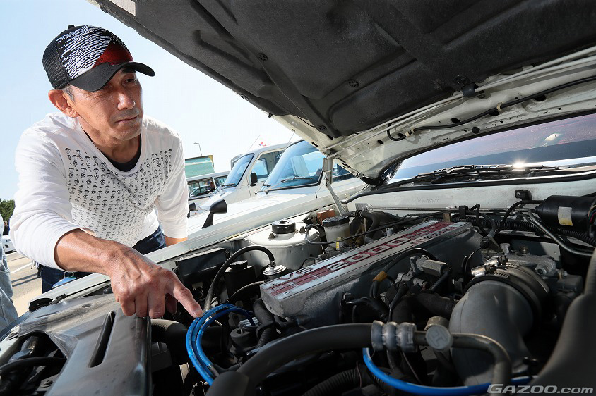 日産・グロリア（Y30）のエンジンルームを覗くオーナーさん
