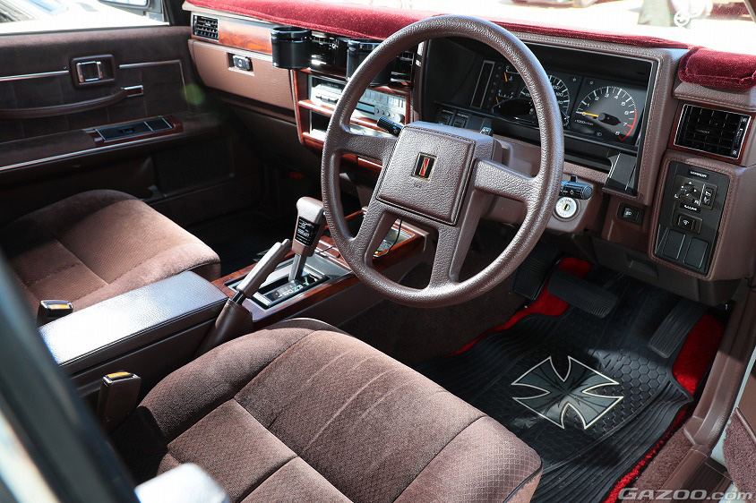 日産・グロリア（Y30）の運転席