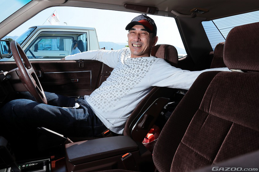 日産・グロリア（Y30）の運転席に座るオーナーさん