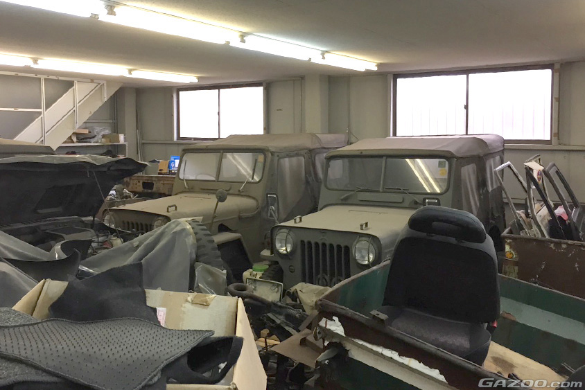 スズキ・マイティボーイのオーナーさんのジープが並ぶガレージ