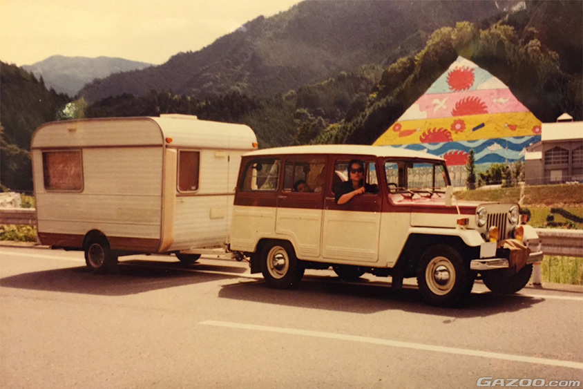 トレーラーハウスを牽引する三菱・ジープ