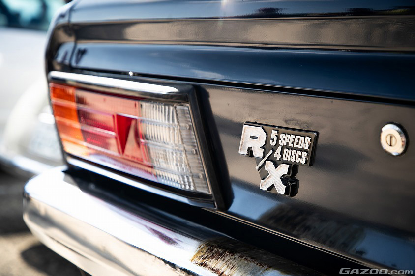 スバル・初代レオーネ1600RXのRXのエンブレム