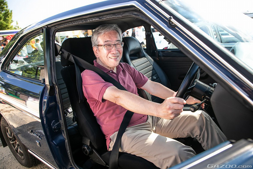 スバル・初代レオーネ1600RXの運転席に座る所有者のお父様