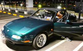 乗って触って夜空の星もつかみにいける最高の相棒。ユーノスロードスター