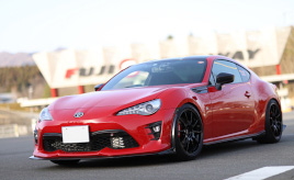 86のこだわりのカスタマイズと情熱的な趣味の写真。全てはあるレーシングドライバーの影響から