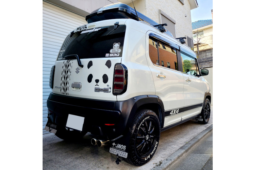 パンダのステッカーを貼ったスズキ・ハスラー