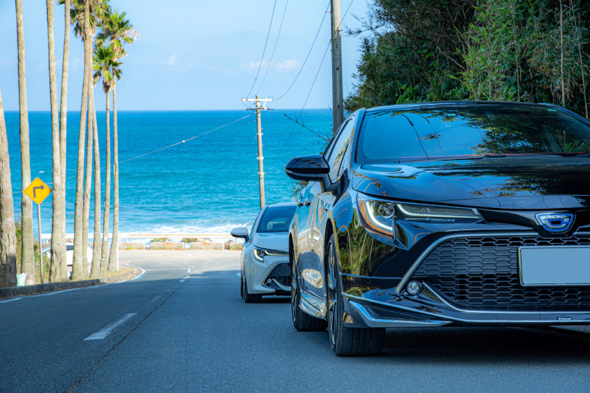 トヨタのカローラスポーツと海