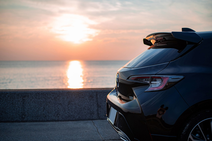 トヨタのカローラスポーツと夕日