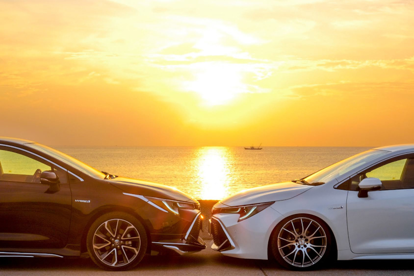 彼氏のトヨタ・カローラスポーツと向い合せで2ショット