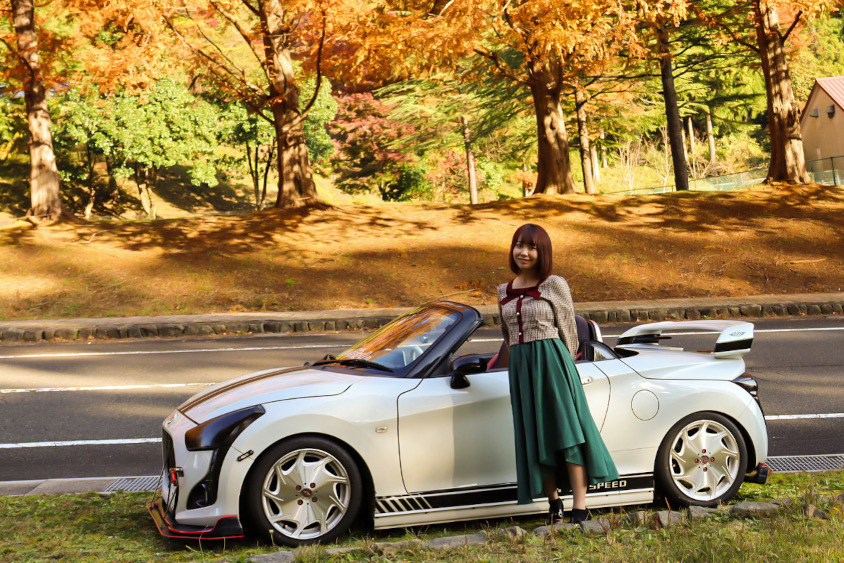 ダイハツのコペンと紅葉