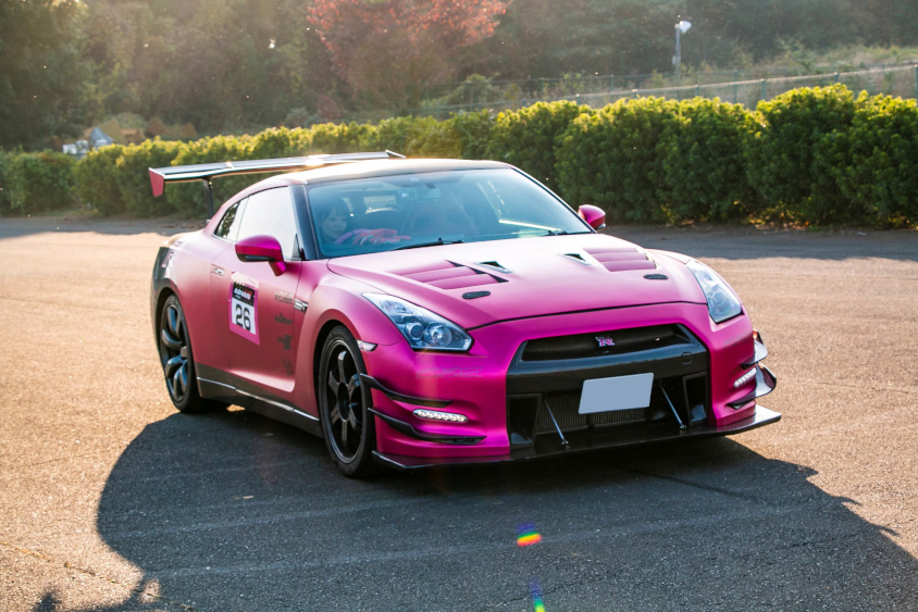 ピンクカラーの日産GT-R（R35）
