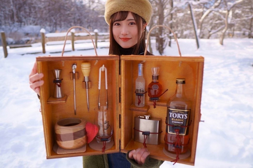 お酒の箱をもつりさらいずさん