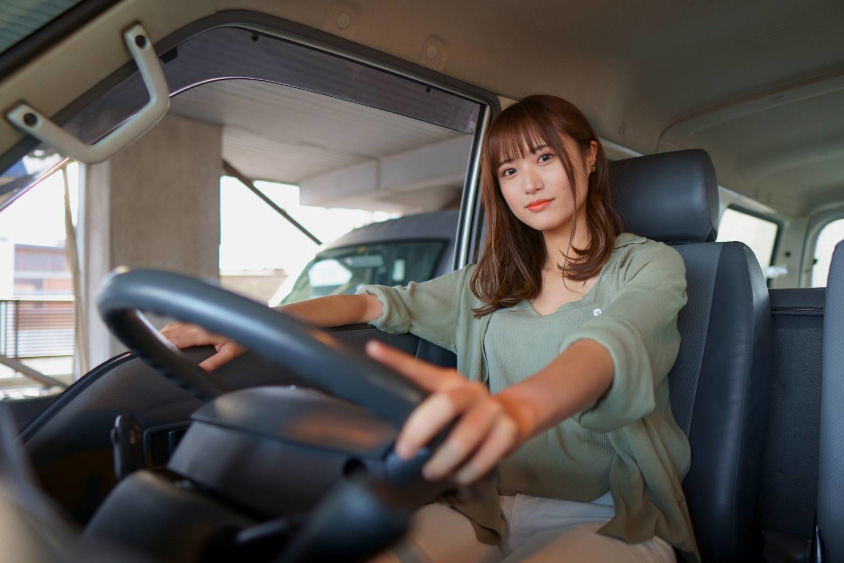 日産のバネットバンの運転席にすわるりさらいずさん