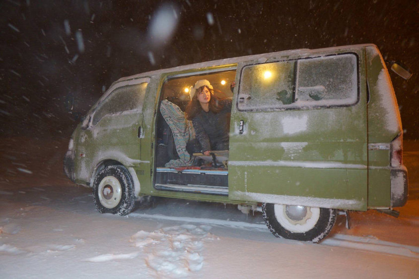 雪の中の日産のバネットバン