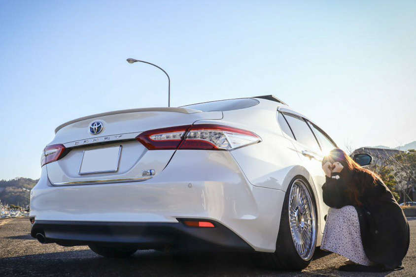 Vipカーのスタイルに憧れて カムリでその夢を叶えた 22歳のクルマ女子 トヨタ自動車のクルマ情報サイト Gazoo Vipカーのスタイルに憧れて カムリでその夢を叶えた 22歳のクルマ女子 トヨタ自動車のクルマ情報サイト Gazoo