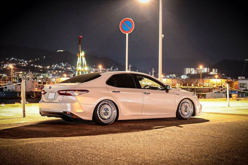 トヨタ・カムリと夜景