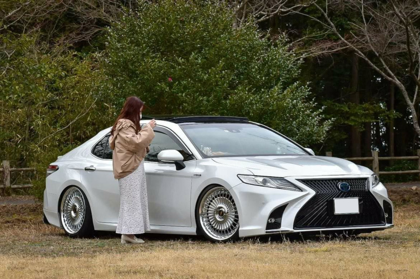 トヨタ・カムリの横に立つモモジリさん