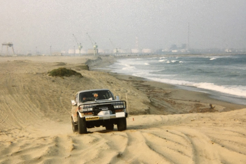 砂浜を走るトヨタ・ランドクルーザー60