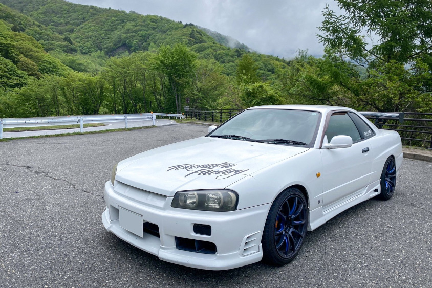 日産・R34スカイラインの左前