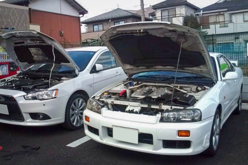 ボンネットを開けた日産・R34スカイライン
