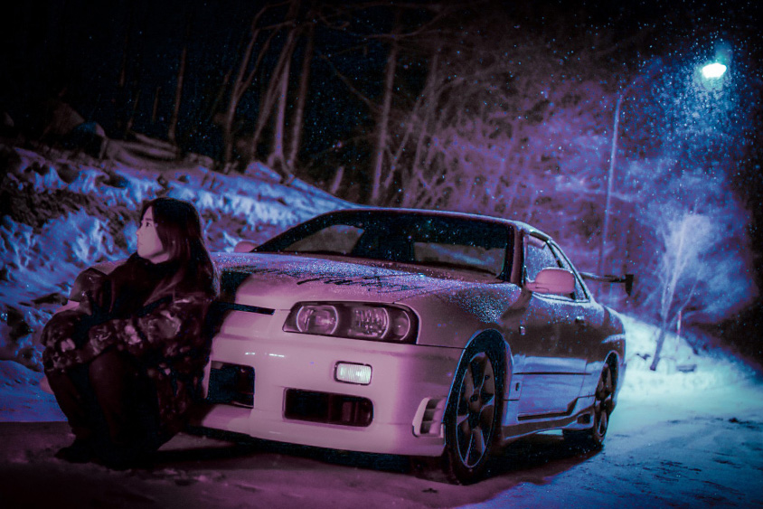 日産・R34スカイラインの雪の中の写真