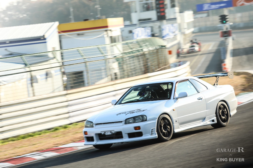 サーキットを走る日産・R34スカイライン