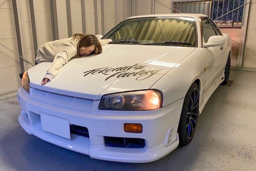 日産・R34スカイラインに抱きつくMayuさん