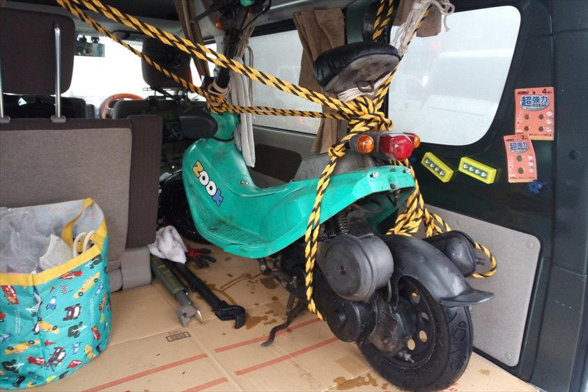 スクーターを積んでいるスズキ・エブリイ