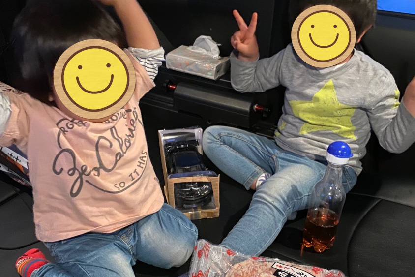 三菱・デリカD:5の車内で楽しむ子供たち
