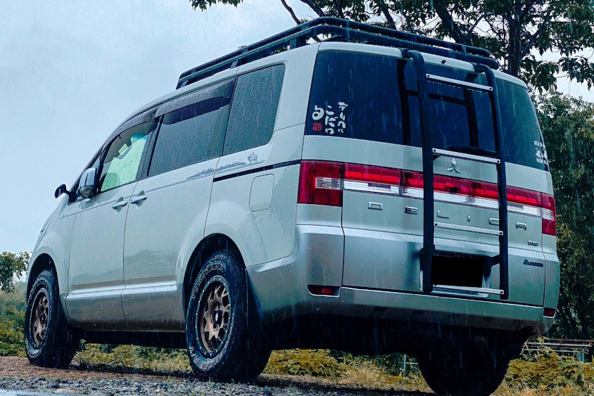 三菱・デリカD:5のルーフラックのリアラダー