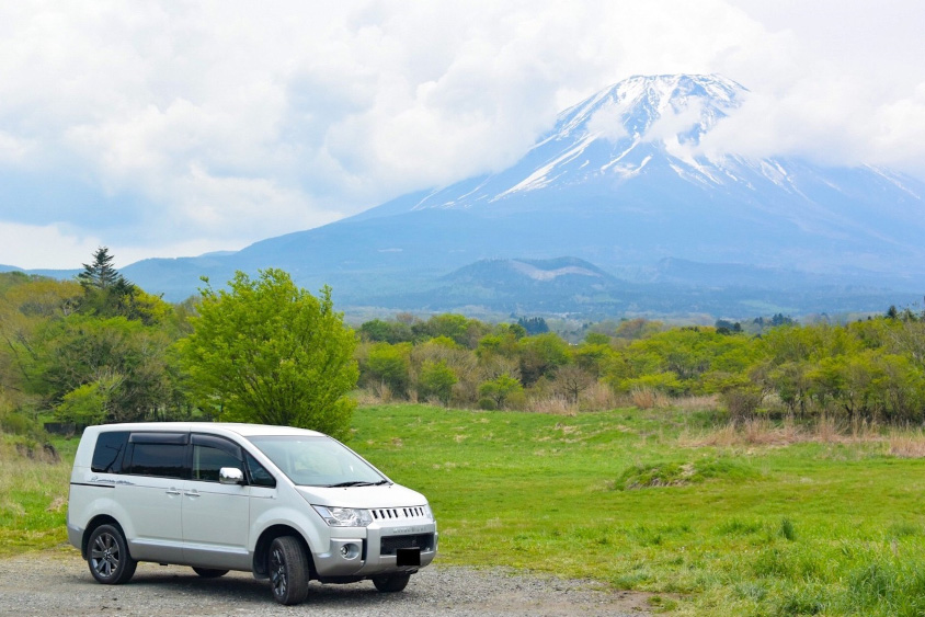 三菱・デリカD:5と富士山
