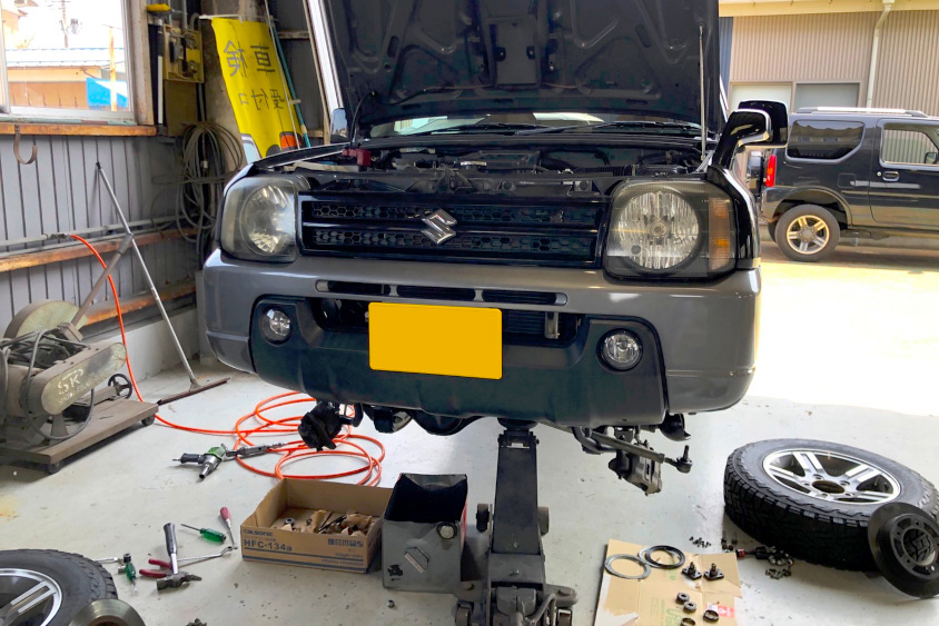 整備中のスズキ・ジムニー