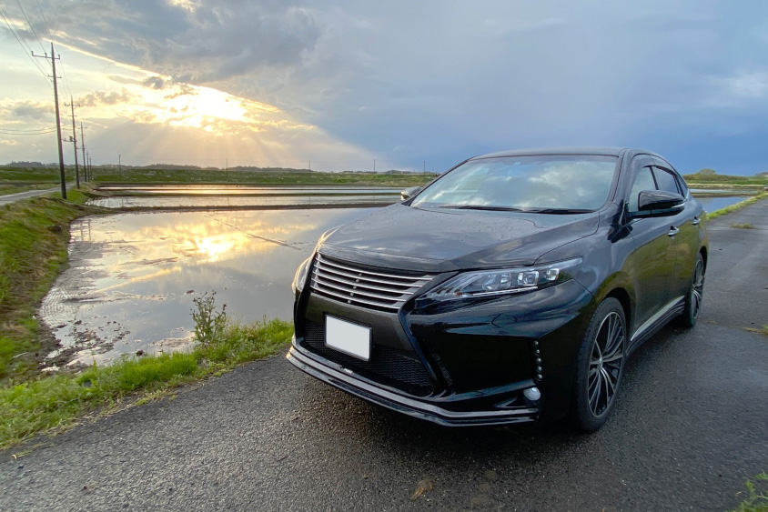 トヨタ・ハリアーの左フロントビュー