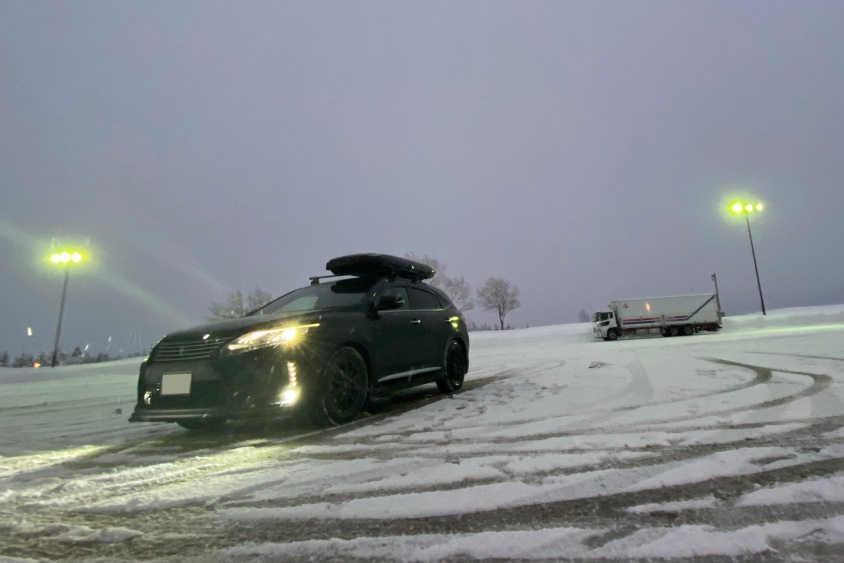 トヨタ・ハリアーと雪景色