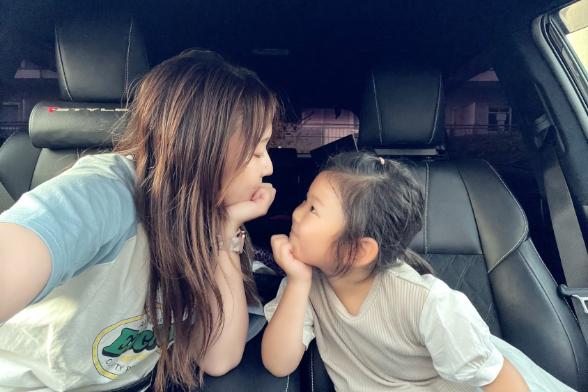 トヨタ・ハリアーのオーナーayakaさんとお子さん
