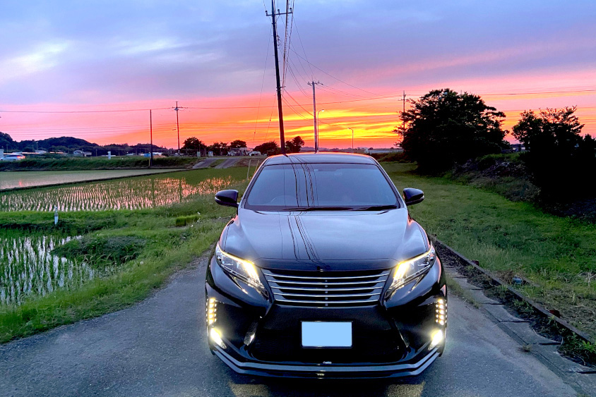 トヨタ・ハリアーのフロントビュー