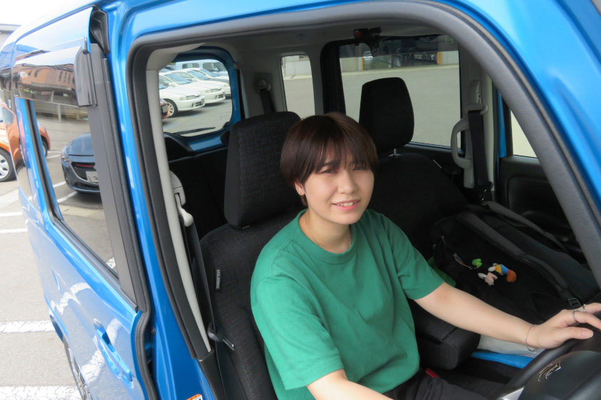 スズキ・スペーシアの運転席に座る吉川さん