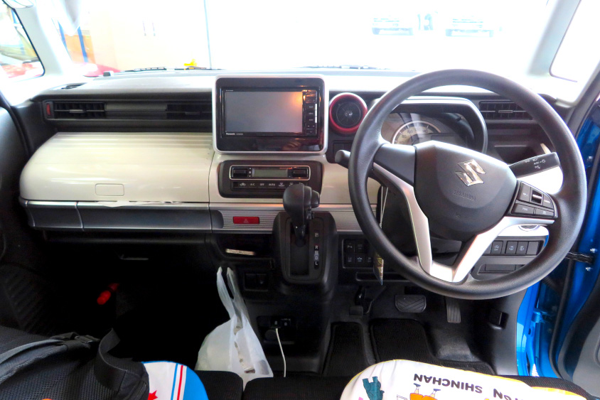 スズキ・スペーシアの前席