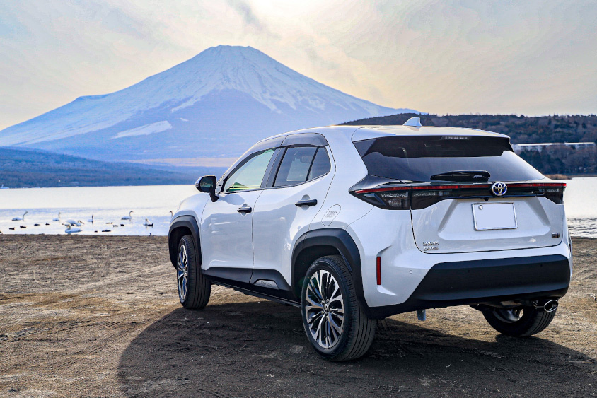 富士山とトヨタ・ヤリスクロスのリアビュー